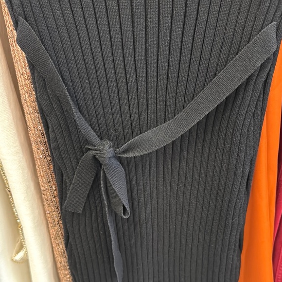 Elegant Black Ribbed Knit Dress - Picture 4 of 4